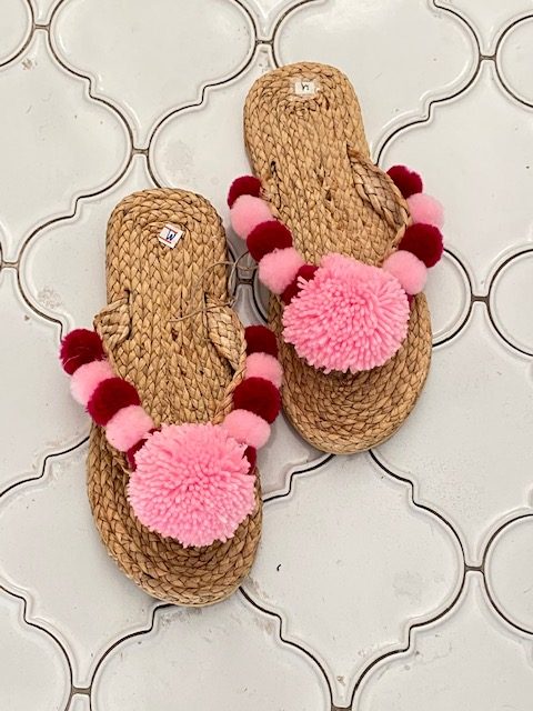 Straw & pompoms slippers