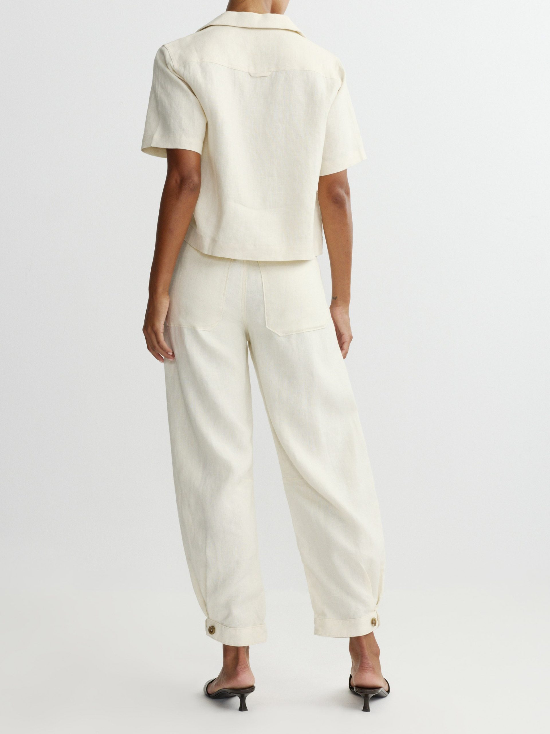 14326_TAYLOR27_FLAXLINEN_80262_HAMPTONSHIRT_FLAXLINEN_020_5b75c987-4134-40ed-9dc7-1dc43e93f194_2048x